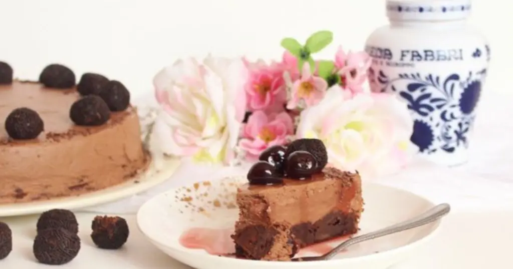RECEPT: Čokoladna mousse torta s kandiranim višnjama